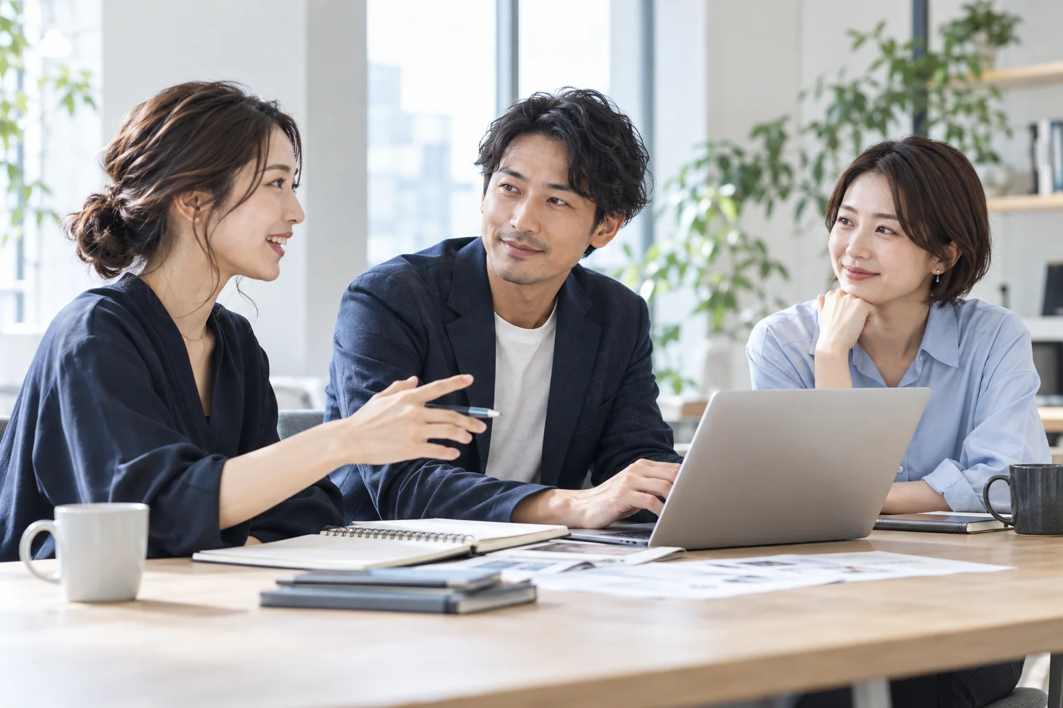アイデアを出し合い、次の一歩を考える人々